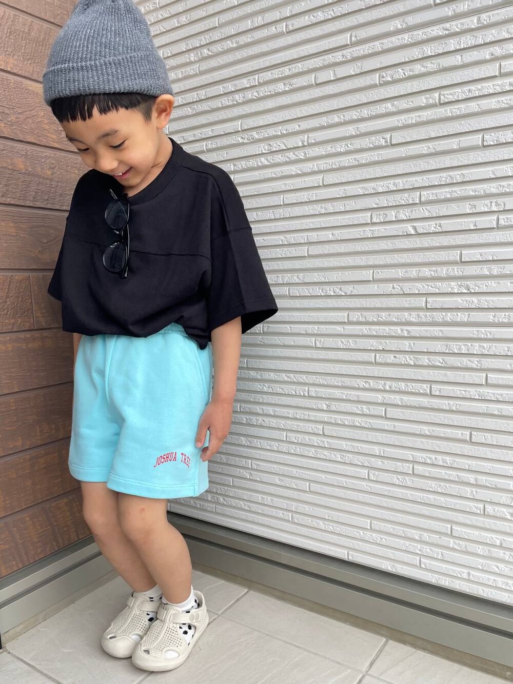 ブルー系のその他パンツを着用したレディースの春コーディネートの1枚目の写真