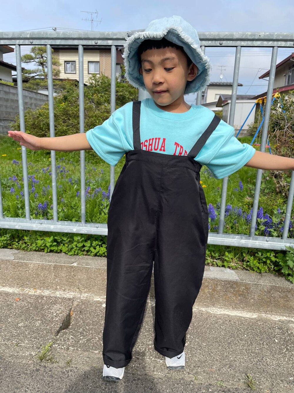 ブルー系のTシャツ/カットソーを着用したレディースの春コーディネートの1枚目の写真