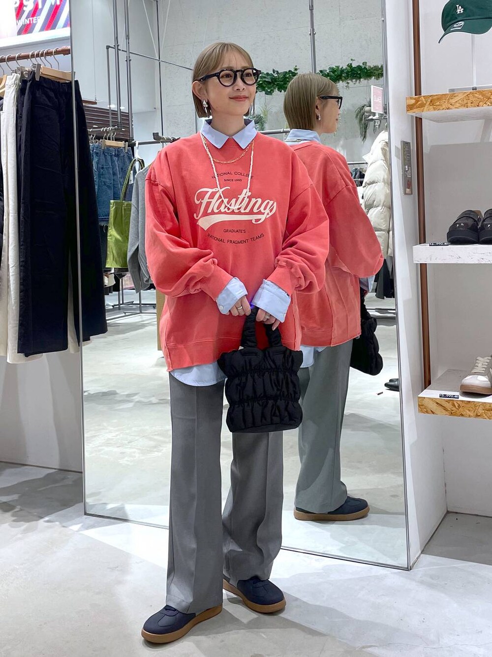 グレー系のその他パンツ、ブラック系のショルダーバッグ、ブルー系のシャツ/ブラウスを着用したレディースの冬コーディネートの1枚目の写真