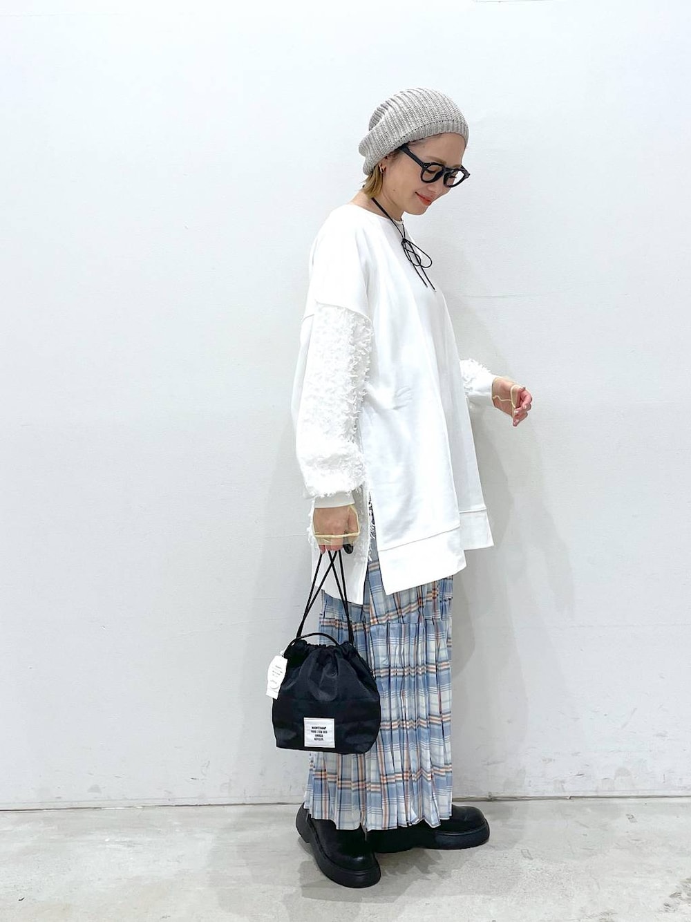 ホワイト系のTシャツ/カットソー、ホワイト系のチュニック、ブラック系のショルダーバッグを着用したレディースの春コーディネートの1枚目の写真