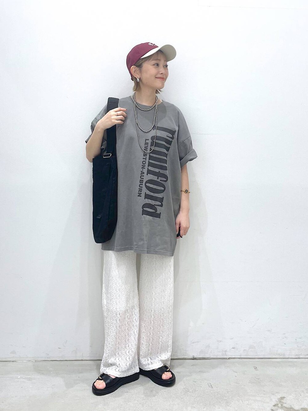 ブラック系のサンダル、ブラック系のトートバッグ、グレー系のTシャツ/カットソーを着用したレディースの春コーディネートの1枚目の写真