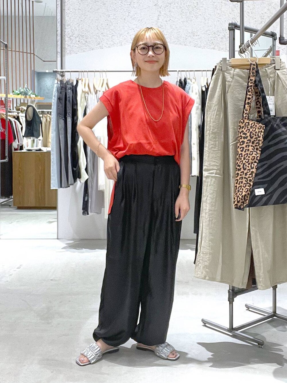 レッド系のTシャツ/カットソー、ホワイト系のタンクトップ、シルバー系のサンダルを着用したレディースの夏コーディネートの1枚目の写真