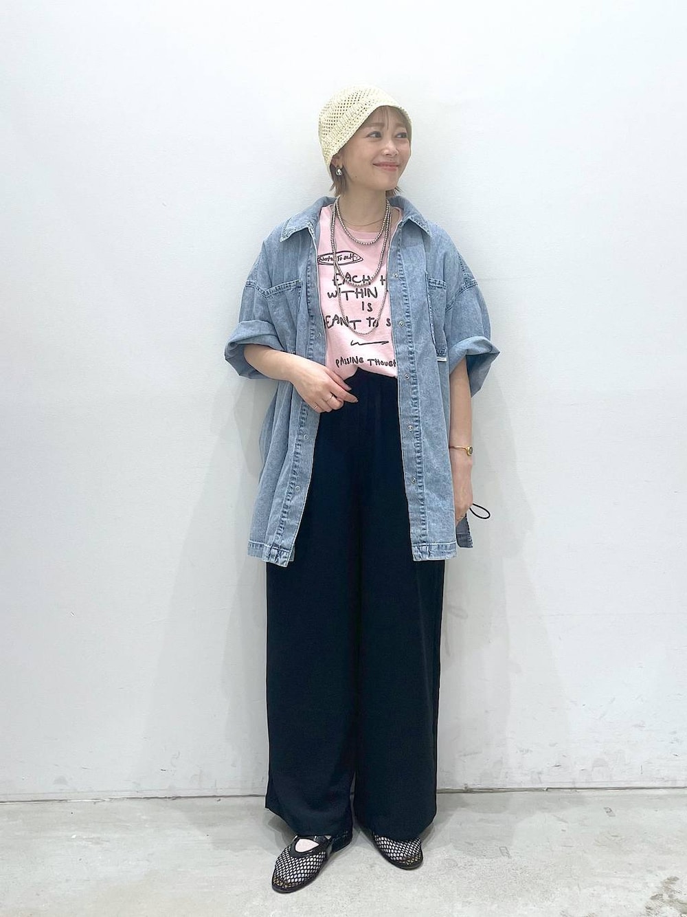 ブラック系のその他パンツ、ブラック系のパンプス、ブルー系のシャツ/ブラウスを着用したレディースの春コーディネートの1枚目の写真