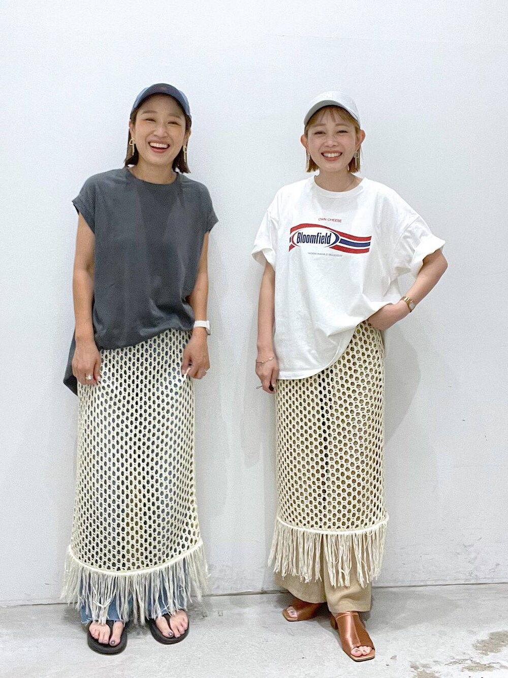 ホワイト系のTシャツ/カットソー、ベージュ系のその他パンツ、ホワイト系のスカートを着用したレディースの夏コーディネートの1枚目の写真