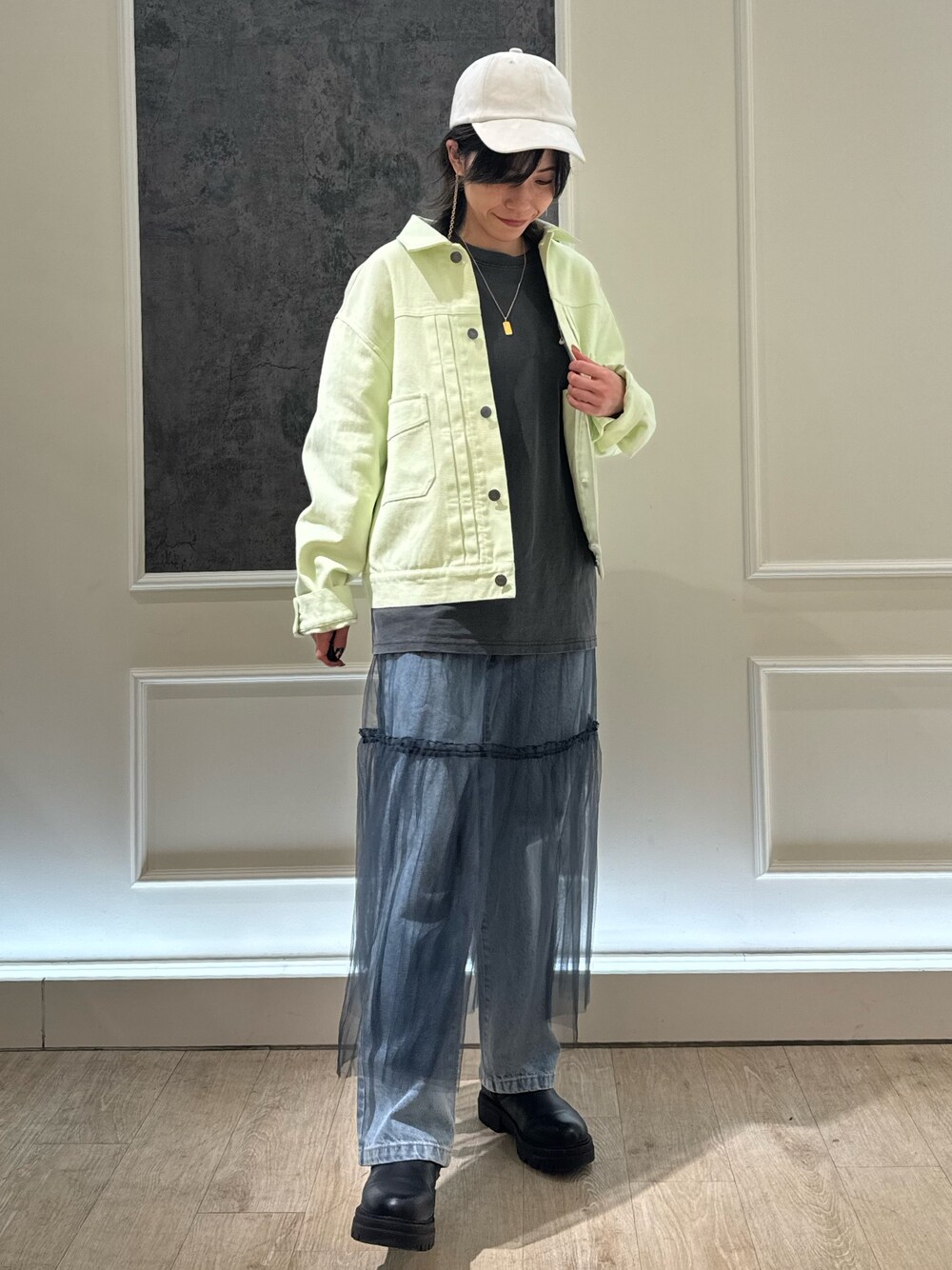 グリーン系のデニムジャケット、グレー系のTシャツ/カットソー、グレー系のスカートを着用したレディースの冬コーディネートの1枚目の写真