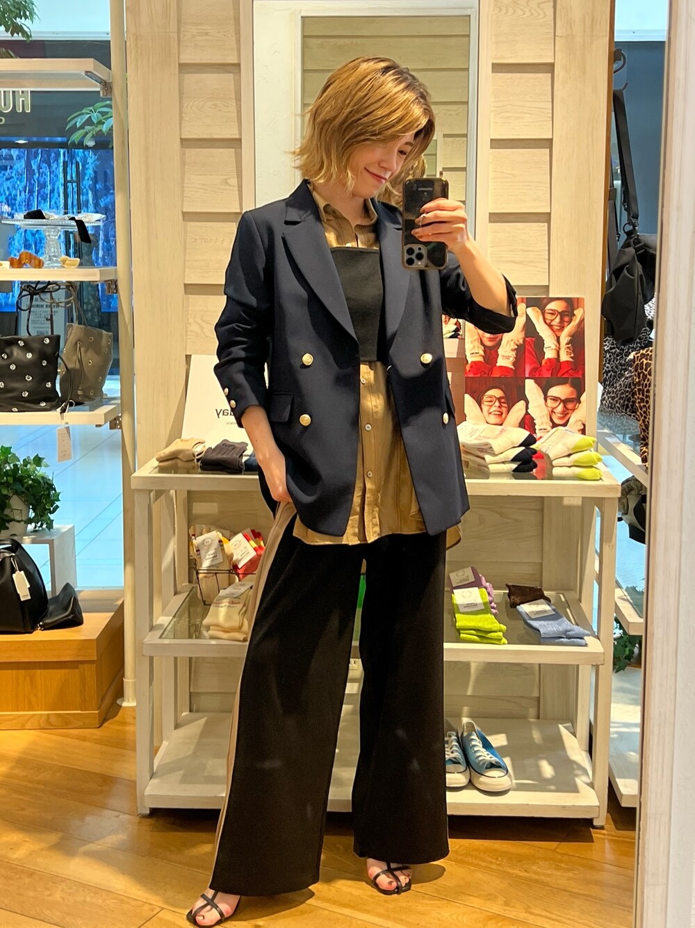 ブルー系のテーラードジャケット、ブラウン系のシャツ/ブラウス、ブラック系のニット/セーターを着用したレディースの夏コーディネートの1枚目の写真