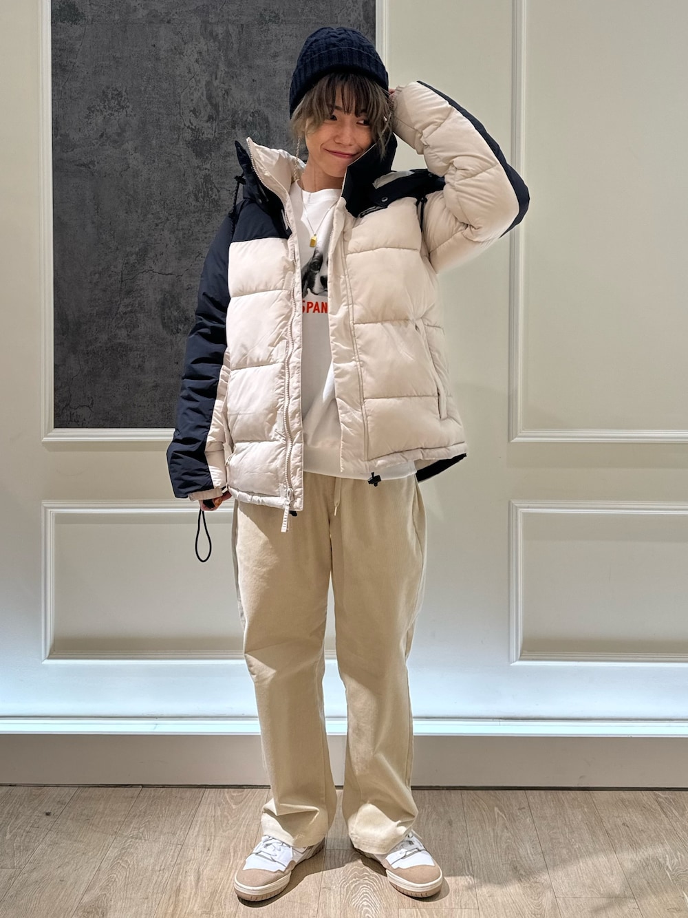 ホワイト系のスウェット、ホワイト系のダウンジャケット/コート、ホワイト系のその他パンツを着用したレディースの秋コーディネートの1枚目の写真