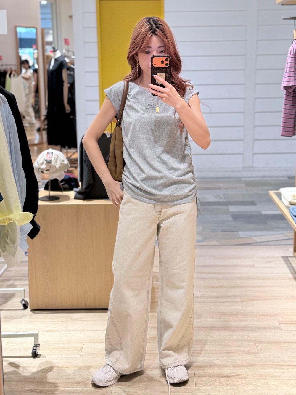 グレー系のTシャツ/カットソー、ベージュ系のデニムパンツを着用したレディースの夏コーディネートの1枚目の写真