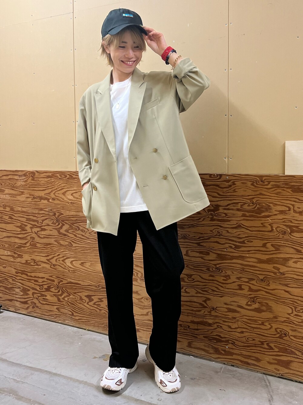 ベージュ系のテーラードジャケット、ホワイト系のTシャツ/カットソー、ブラウン系のスニーカーを着用したレディースの夏コーディネートの1枚目の写真
