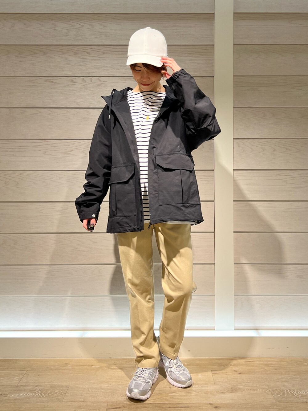 ブラック系のブルゾン、ベージュ系のその他パンツ、ホワイト系のTシャツ/カットソーを着用したレディースの春コーディネートの1枚目の写真