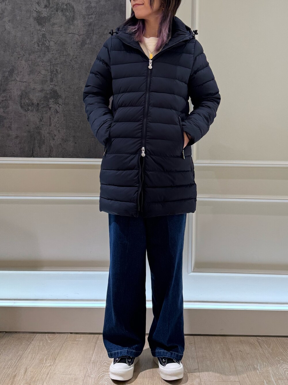 「PYRENEX、ダウンジャケット、ダウン、ダウンコーデ、ネイビー、デニム、デニムパンツ、コーデ、アウター、アウターコーデ、アウター　、スニーカー、スニーカーコーデ、カジュアルコーデ」｜「fredy emueの【新色追加】【PYRENEX/ピレネックス】SPOUTNIC LONG SOFT 2（ダウンジャケット/コート、ブルー系）」を使った、TOTO_fredyさん（レディース・164cm）の秋コーディネートの1枚目の写真