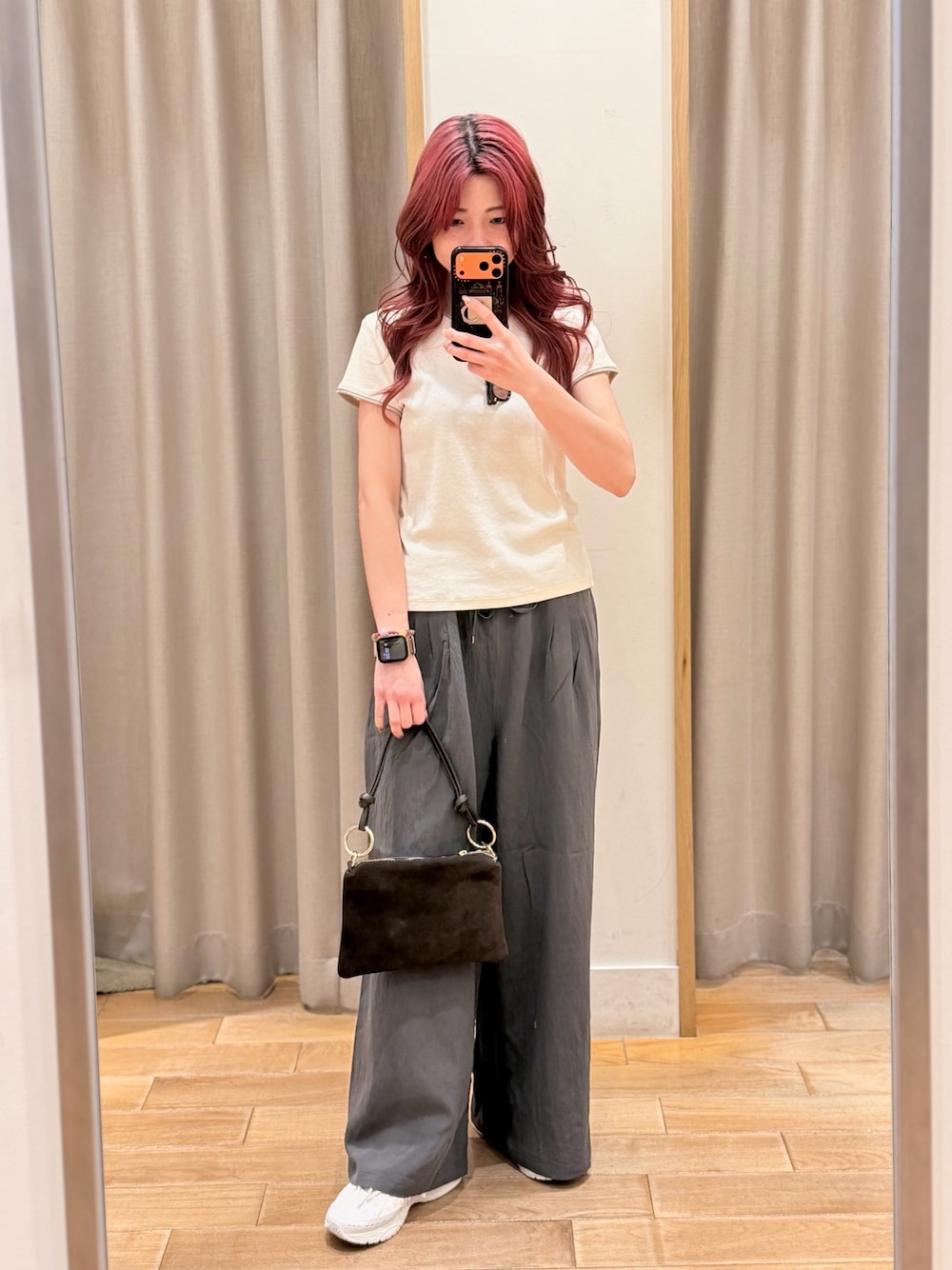 グレー系のその他パンツ、ブラウン系のショルダーバッグ、ホワイト系のTシャツ/カットソーを着用したレディースの春コーディネートの1枚目の写真