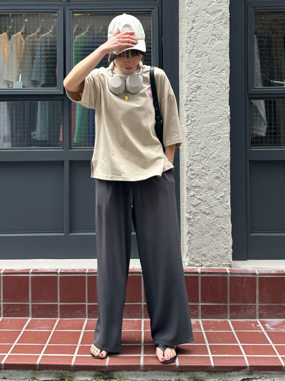 ベージュ系のTシャツ/カットソー、グレー系のその他パンツを着用したレディースの夏コーディネートの1枚目の写真
