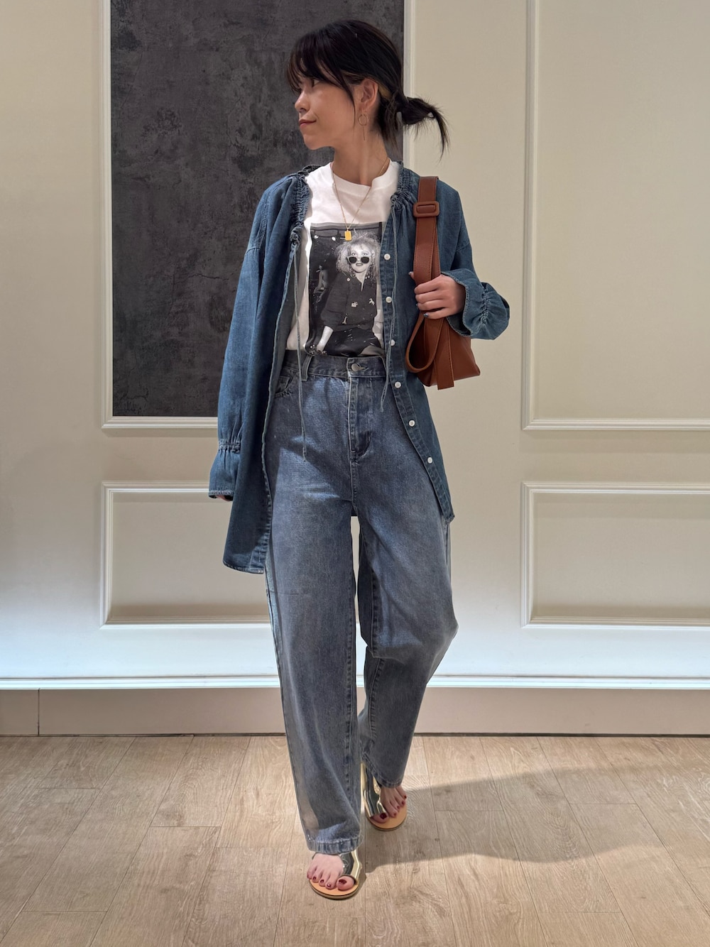 ブルー系のシャツ/ブラウス、ブルー系のデニムパンツ、シルバー系のサンダルを着用したレディースの夏コーディネートの1枚目の写真