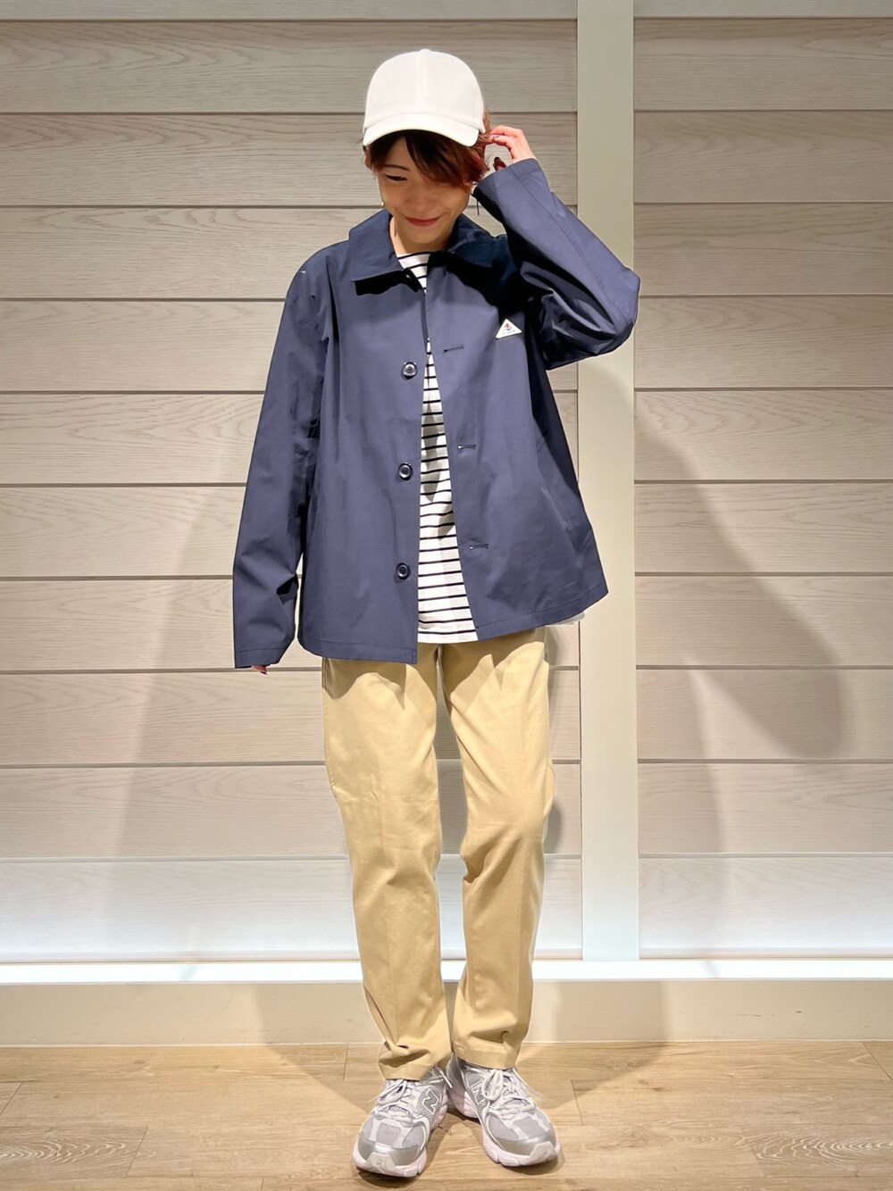 ブルー系のブルゾン、ベージュ系のその他パンツ、ホワイト系のTシャツ/カットソーを着用したレディースの冬コーディネートの1枚目の写真