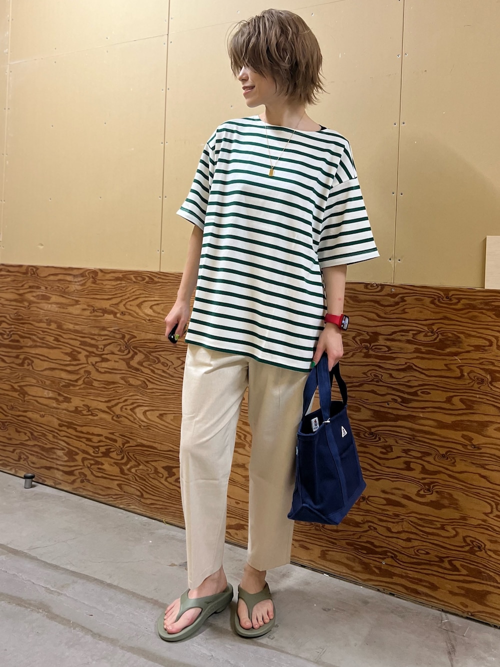 グリーン系のTシャツ/カットソー、ブルー系のトートバッグを着用したレディースの夏コーディネートの1枚目の写真