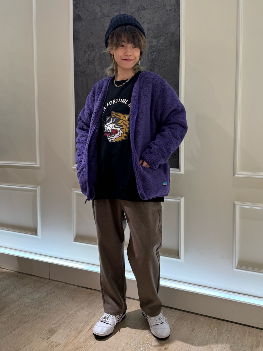 パープル系のカーディガン/ボレロ、ブラック系のスウェット、ベージュ系のニットキャップ/ビーニーを着用したレディースの秋コーディネートの1枚目の写真