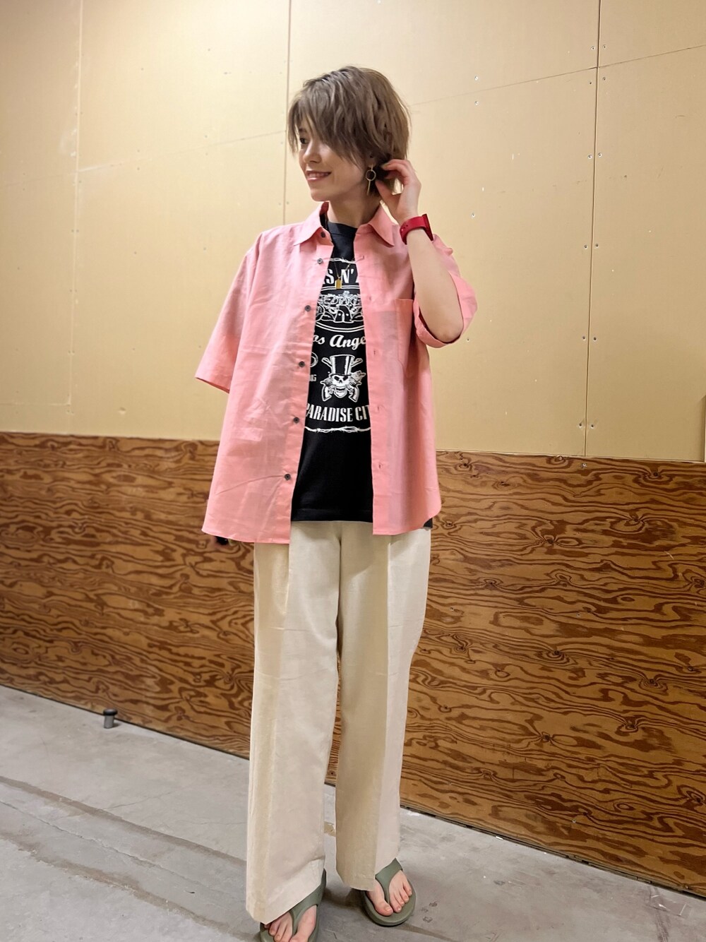 ピンク系のシャツ/ブラウス、ベージュ系のスラックス、グレー系のTシャツ/カットソーを着用したレディースの夏コーディネートの1枚目の写真