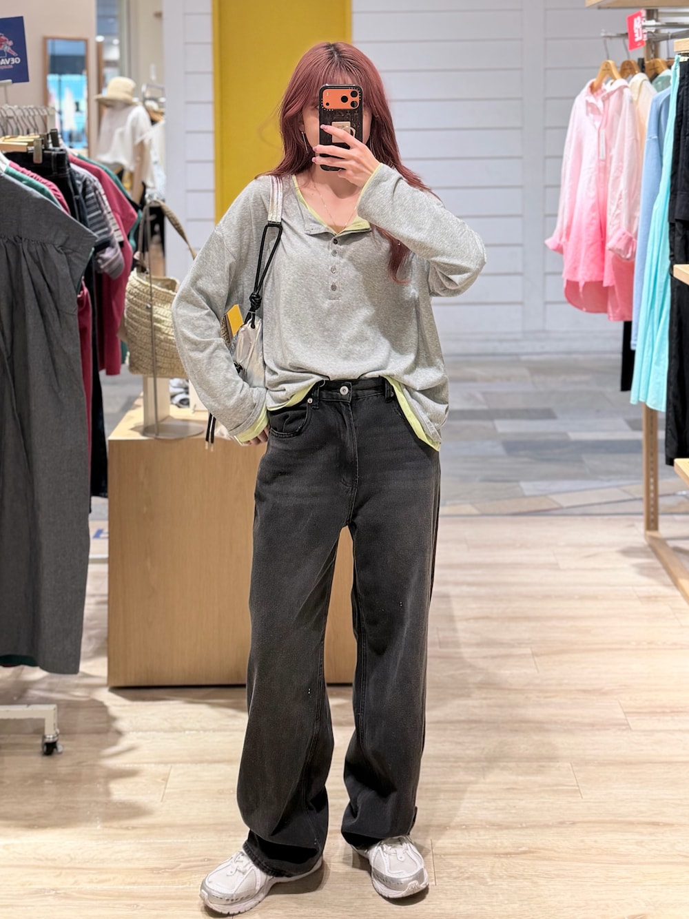 グレー系のTシャツ/カットソー、グリーン系のTシャツ/カットソー、ブラック系のデニムパンツを着用したレディースの夏コーディネートの1枚目の写真