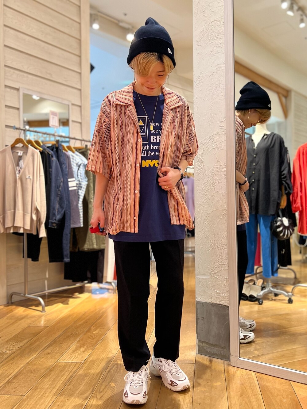 ピンク系のシャツ/ブラウス、ブルー系のその他パンツ、ブルー系のTシャツ/カットソーを着用したレディースの春コーディネートの1枚目の写真