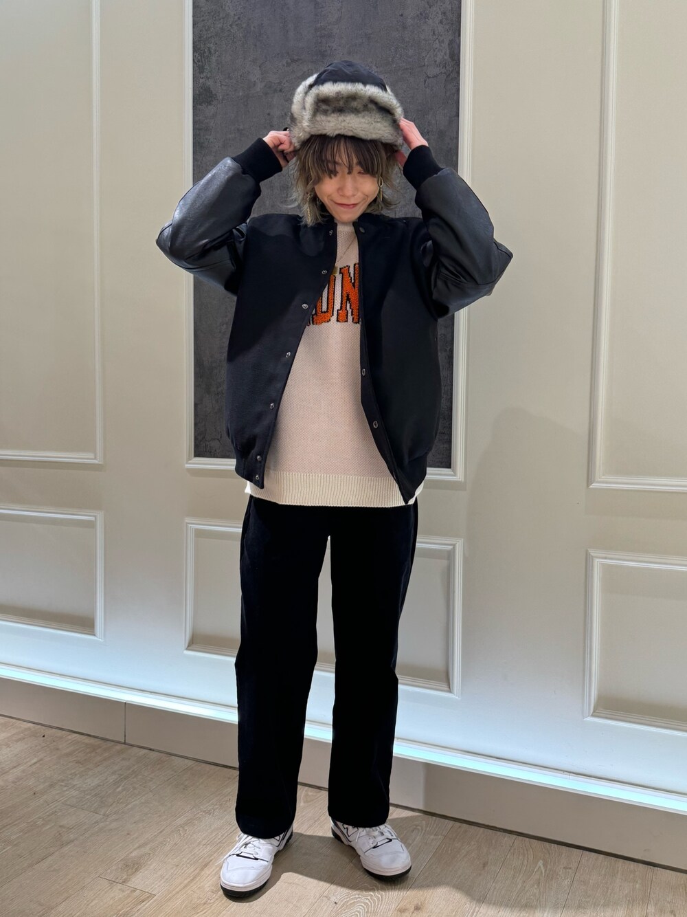 グリーン系のスタジャン、ホワイト系のニット/セーター、ホワイト系のその他パンツを着用したレディースの秋コーディネートの1枚目の写真