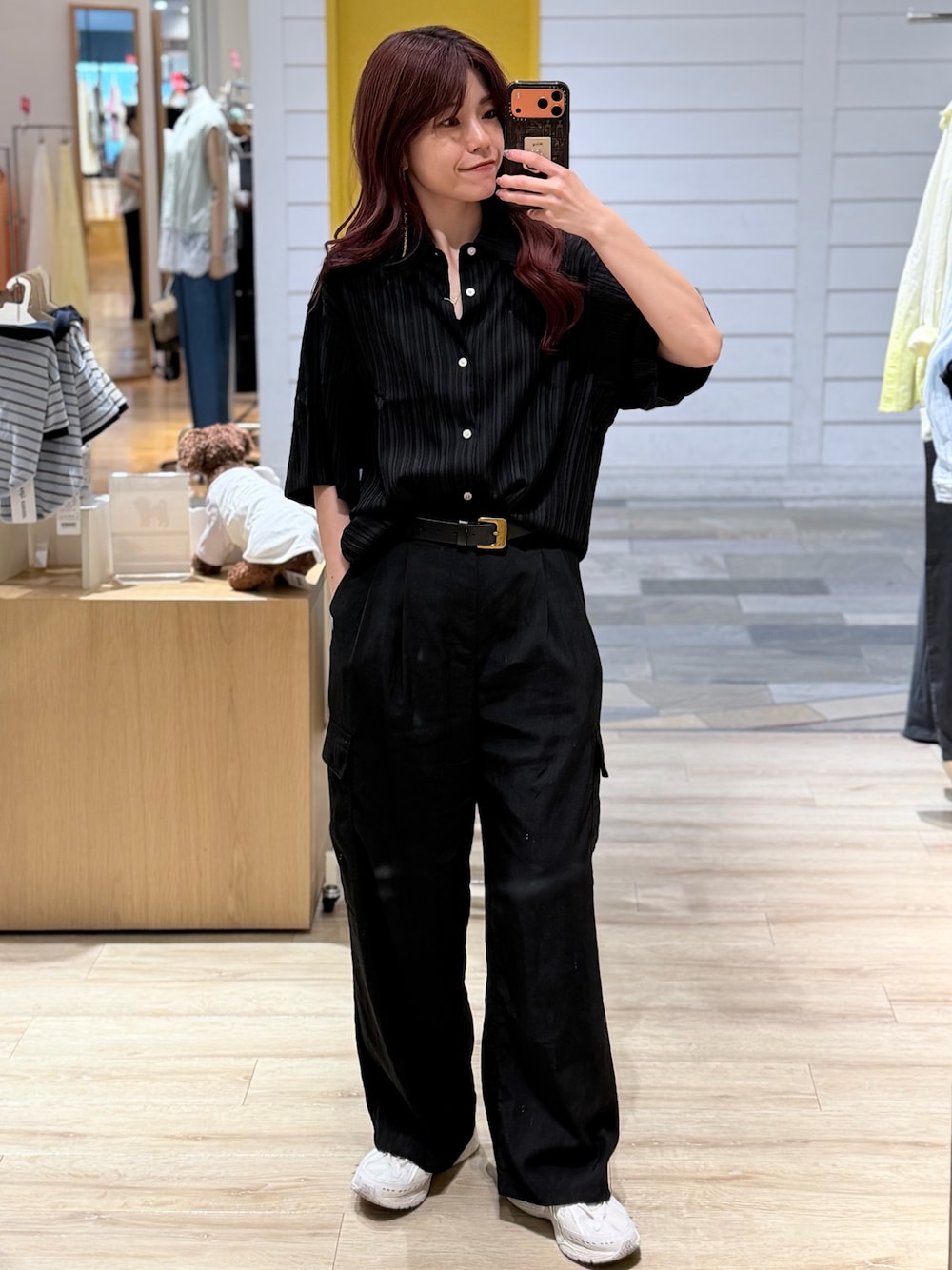 ブラック系のシャツ/ブラウス、ブラック系のその他パンツを着用したレディースの夏コーディネートの1枚目の写真