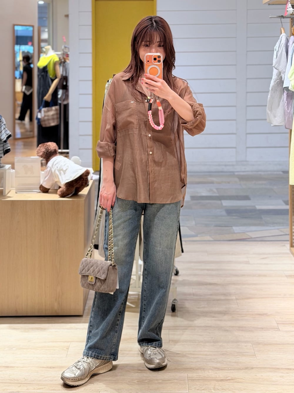 ブラウン系のシャツ/ブラウス、ブルー系のデニムパンツ、ベージュ系のショルダーバッグを着用したレディースの夏コーディネートの1枚目の写真