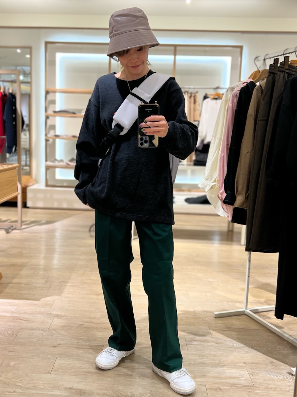 「韓国ファッション、秋服コーデ、シンプルコーデ、カジュアルコーデ、大人コーデ、おでかけコーデ、ディッキーズ(Dickies)、メンズファッション、メンズライクコーデ、メンズ」｜「GLOSTERの【GLOSTER/グロスター】ハニカムヘビーサーマルプルオーバー（Tシャツ/カットソー、ブラック系）」を使った、TOTO_fredyさん（レディース・164cm）の秋コーディネートの1枚目の写真
