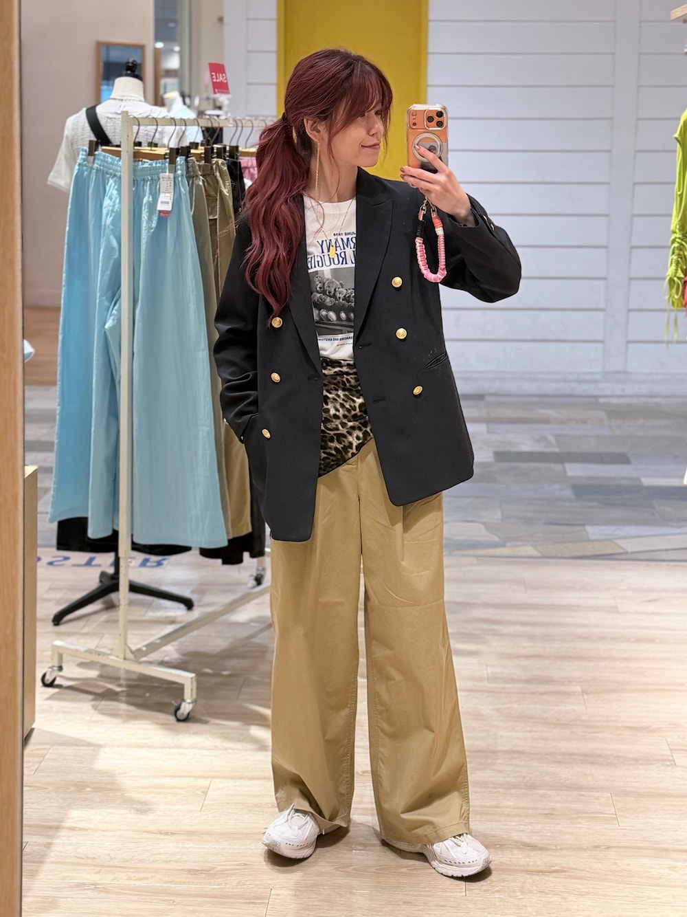 ブルー系のテーラードジャケット、ベージュ系のその他パンツ、ホワイト系のTシャツ/カットソーを着用したレディースの秋コーディネートの1枚目の写真