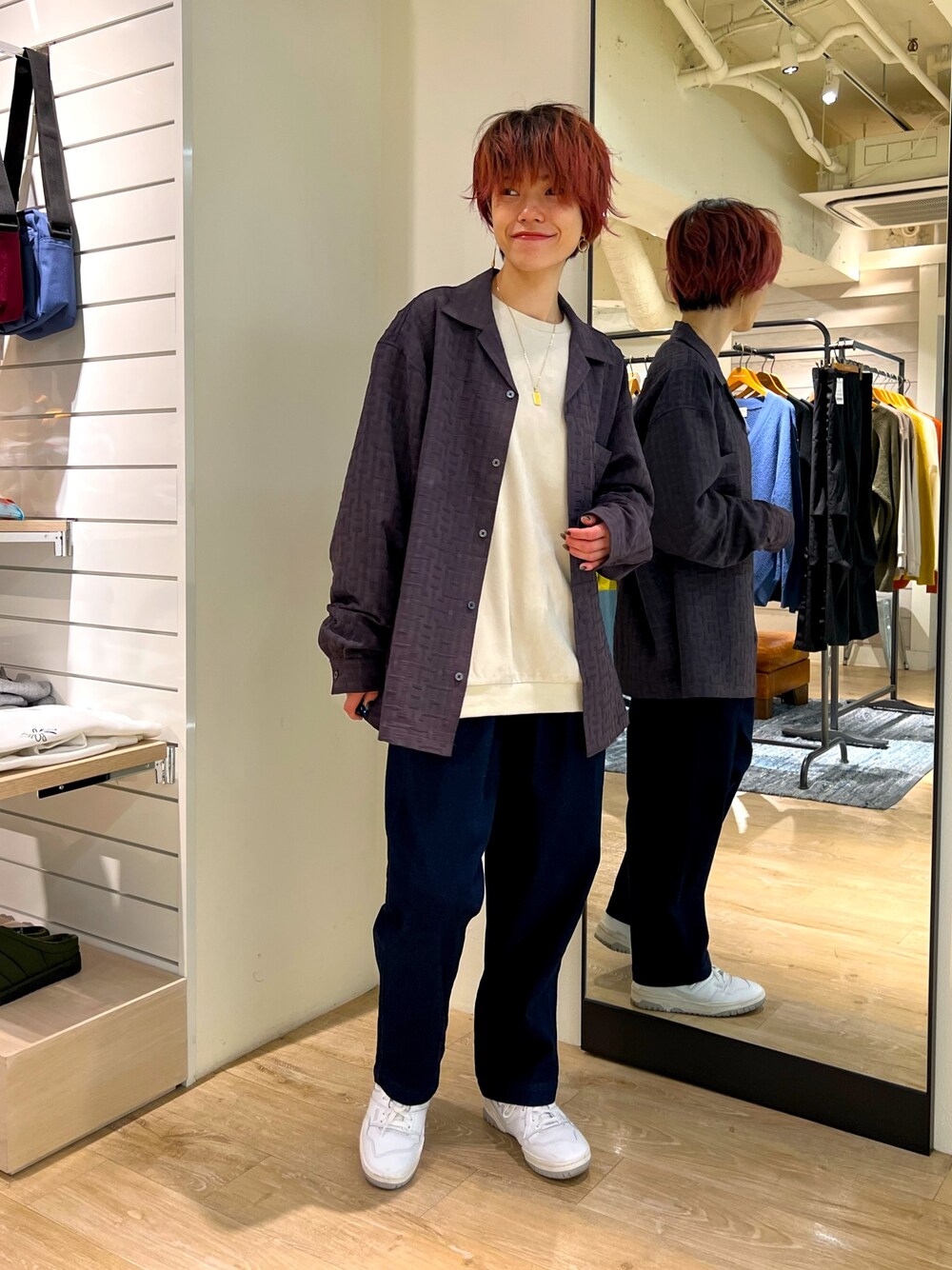 パープル系のシャツ/ブラウス、ホワイト系のTシャツ/カットソー、ブルー系のその他パンツを着用したレディースの冬コーディネートの1枚目の写真