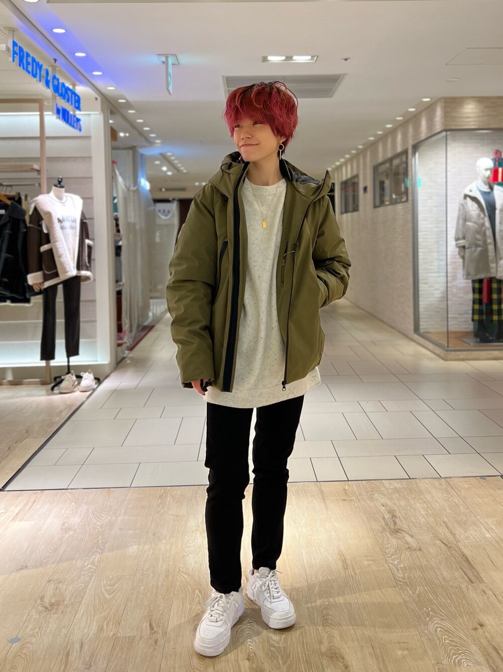 グリーン系のダウンジャケット/コート、ブラック系のデニムパンツを着用したレディースの冬コーディネートの1枚目の写真