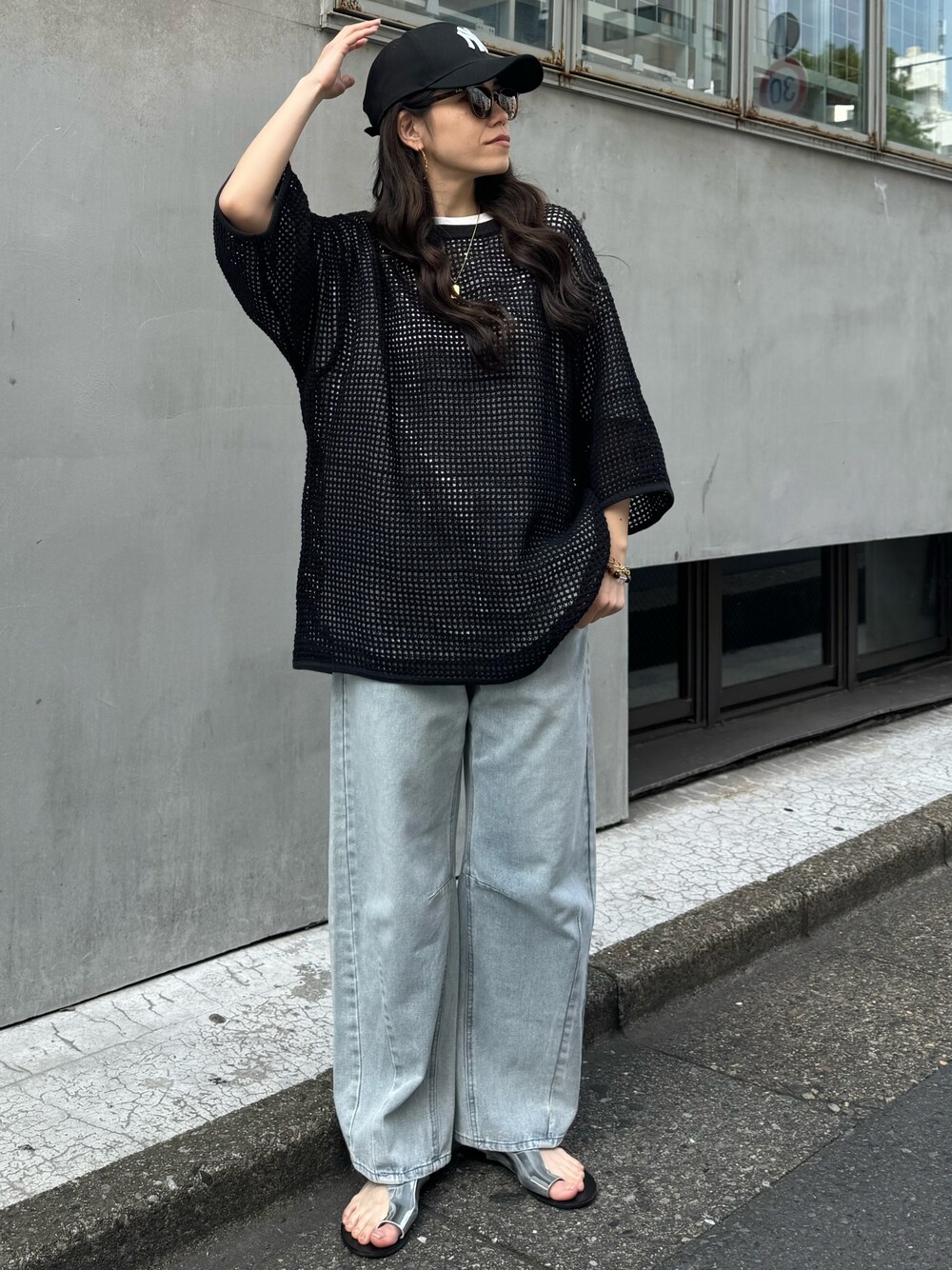 ブラック系のTシャツ/カットソー、シルバー系のサンダルを着用したレディースの春コーディネートの1枚目の写真