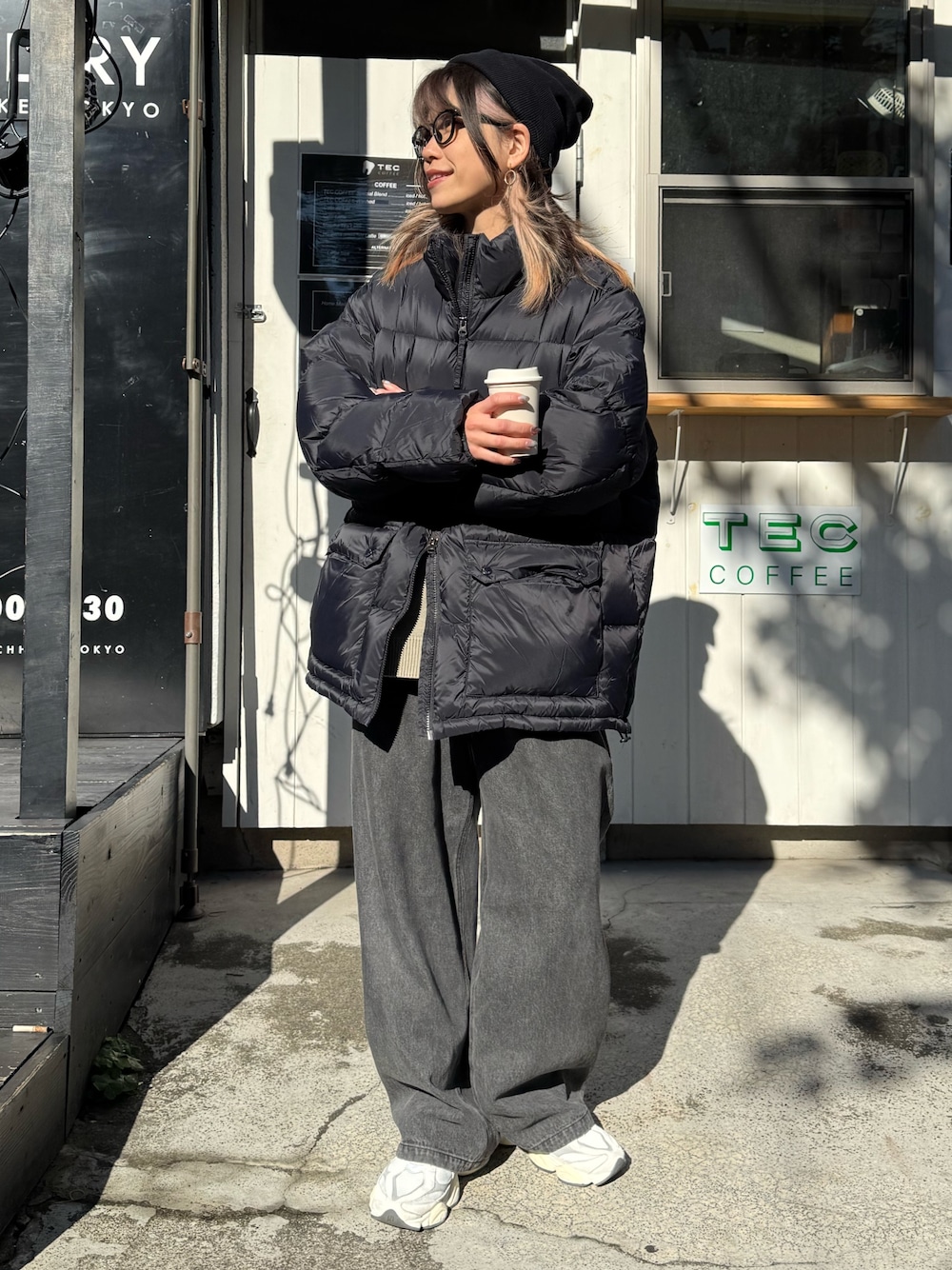 ブラック系のダウンジャケット/コートを着用したレディースの冬コーディネートの1枚目の写真
