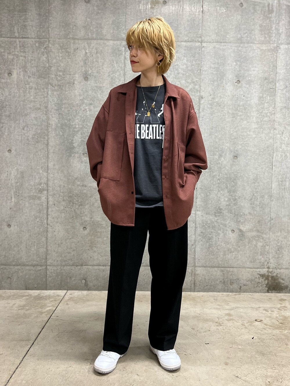 ブラウン系のシャツ/ブラウス、ブラック系のTシャツ/カットソーを着用したレディースの春コーディネートの1枚目の写真