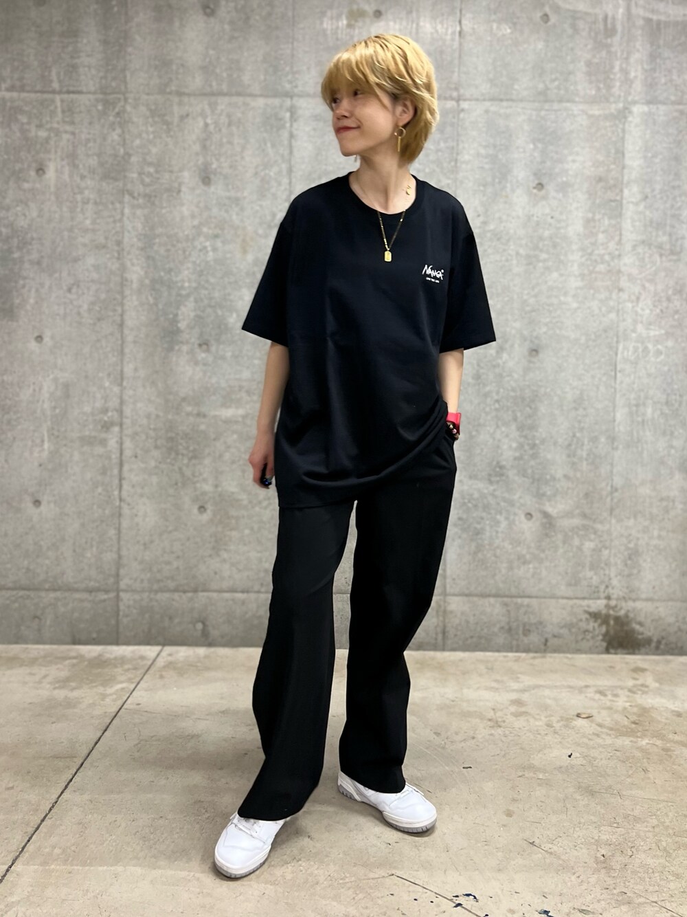 ブラック系のTシャツ/カットソー、ホワイト系のスニーカーを着用したレディースの春コーディネートの1枚目の写真