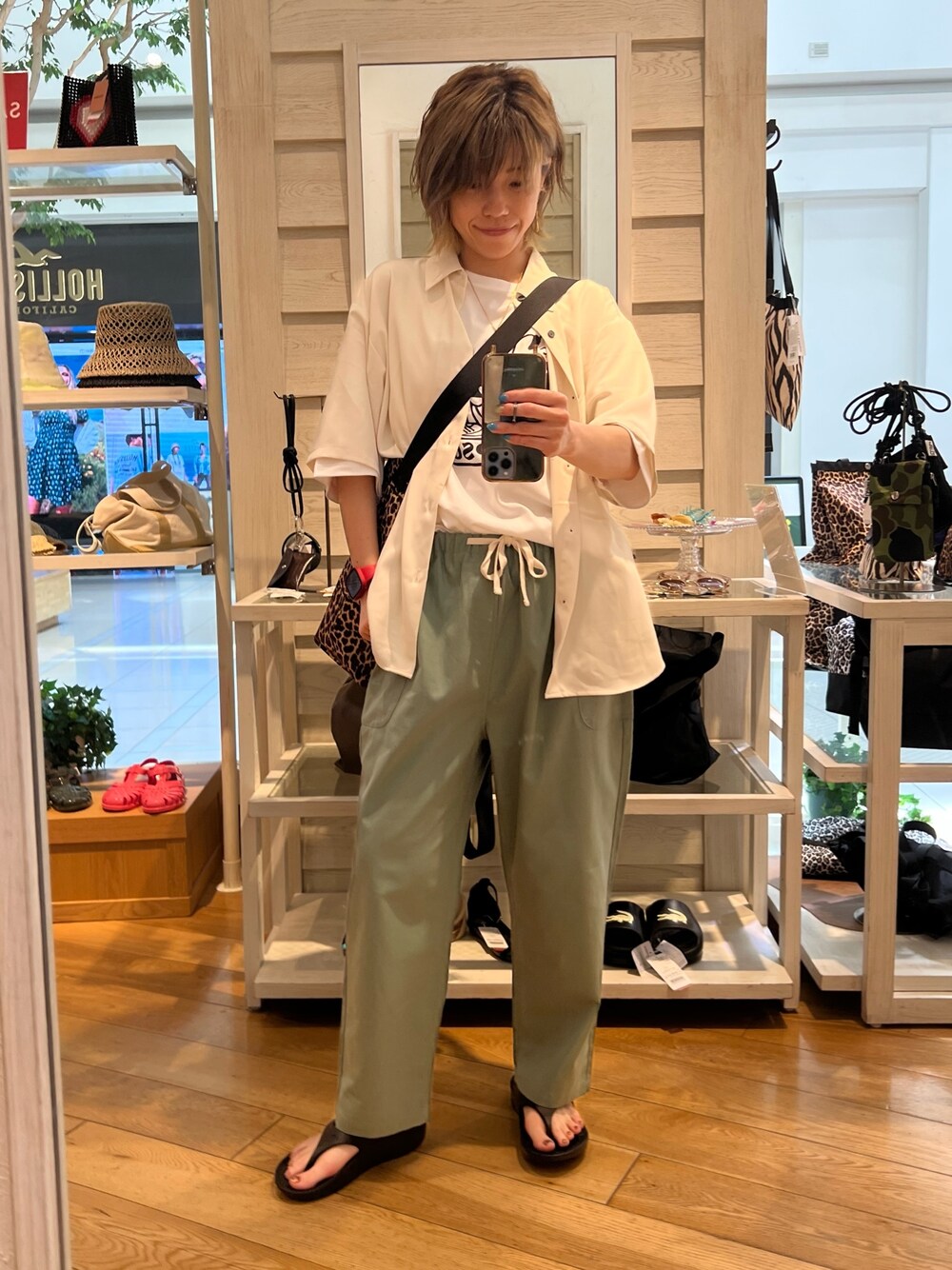 ホワイト系のシャツ/ブラウス、グリーン系のその他パンツ、ベージュ系のショルダーバッグを着用したレディースの夏コーディネートの1枚目の写真