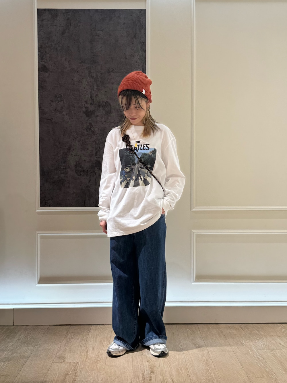 ホワイト系のTシャツ/カットソー、ブルー系のデニムパンツ、ブラック系のショルダーバッグを着用したレディースの秋コーディネートの1枚目の写真