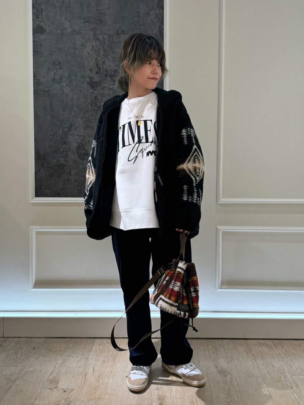 ホワイト系のブルゾン、ブラウン系のショルダーバッグ、ブラック系のその他パンツを着用したレディースの秋コーディネートの1枚目の写真