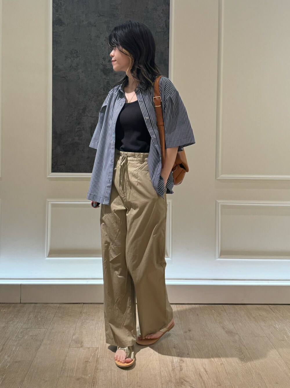 ブルー系のシャツ/ブラウス、ベージュ系のその他パンツ、シルバー系のサンダルを着用したレディースの夏コーディネートの1枚目の写真