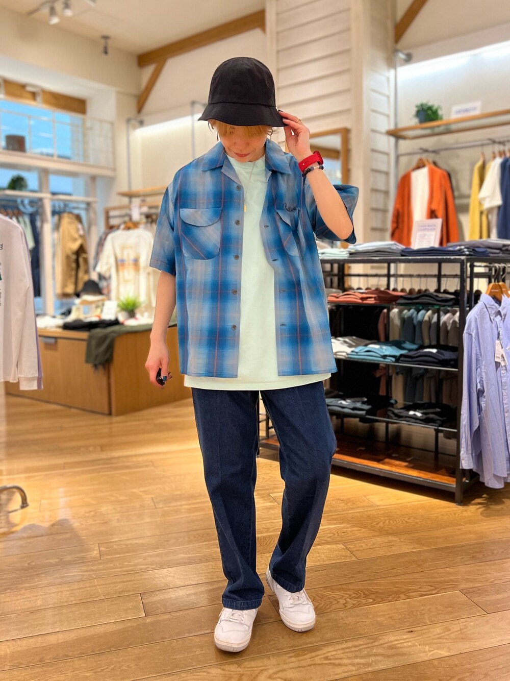 ブルー系のシャツ/ブラウス、グリーン系のTシャツ/カットソー、ブルー系のその他パンツを着用したレディースの春コーディネートの1枚目の写真