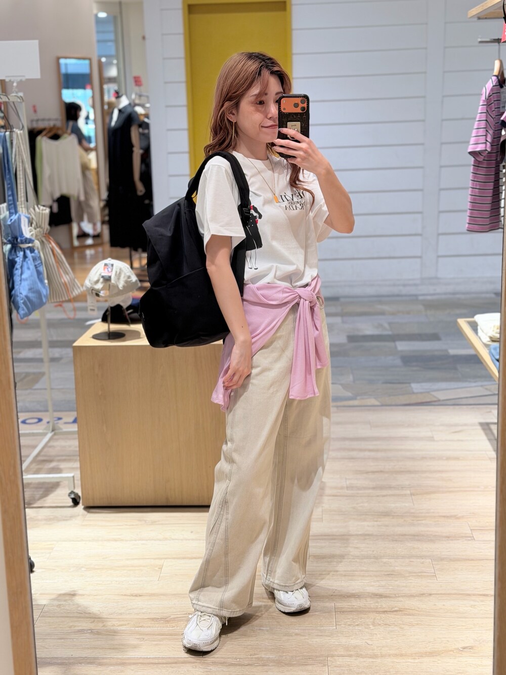 ホワイト系のTシャツ/カットソー、ベージュ系のデニムパンツ、ブラック系のバックパック/リュックを着用したレディースの夏コーディネートの1枚目の写真