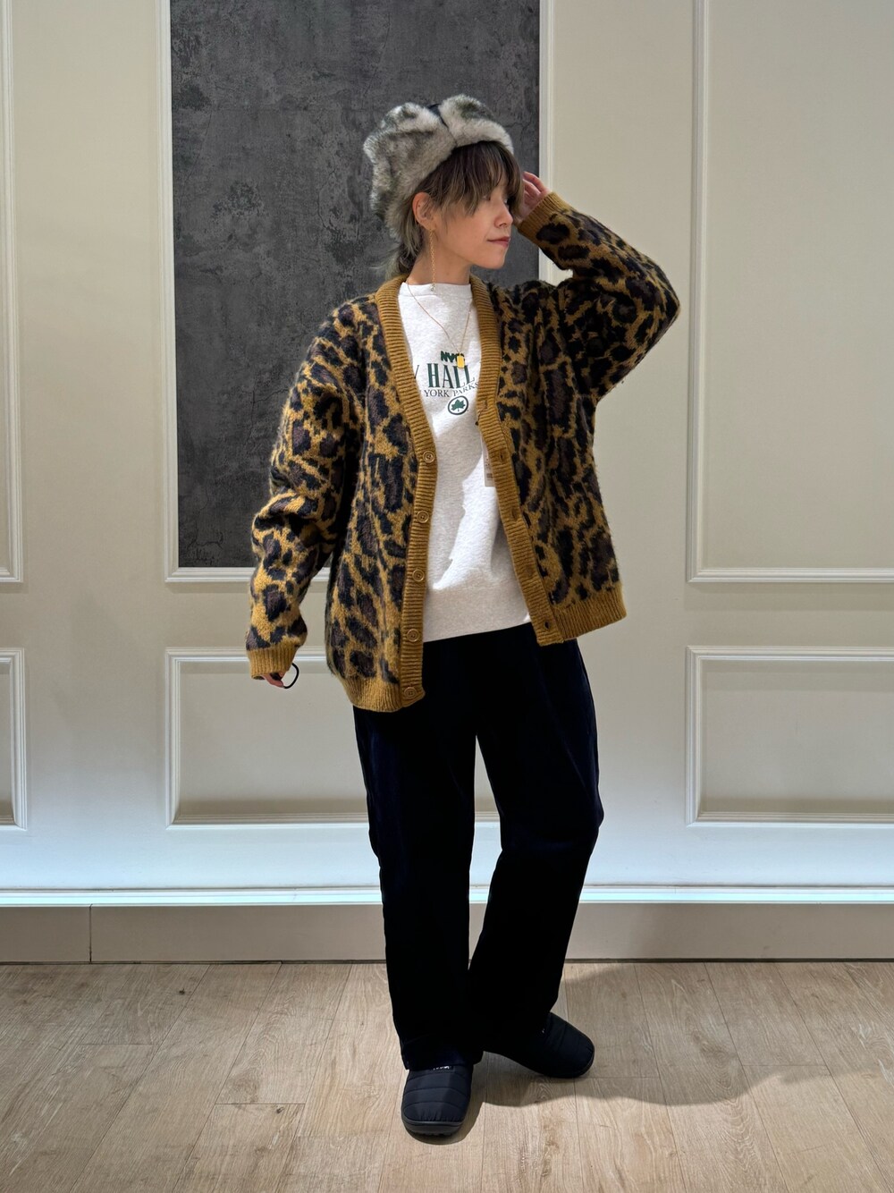 ブラック系のその他パンツ、グレー系のサンダル、イエロー系のカーディガン/ボレロを着用したレディースの秋コーディネートの1枚目の写真