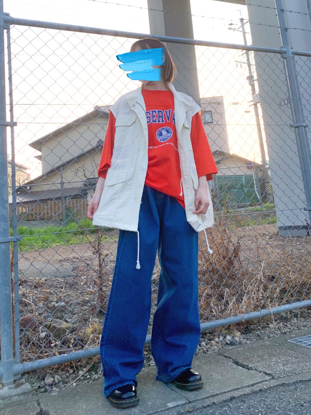「ごきげんウィーク、メンズライク、ストリートコーデ、オーバーサイズ、極太パンツ、ワイドパンツ、오오티디」｜「SITRYのwide silhouette football T-shirt/ワイドシルエット フットボール Tシャツ（Tシャツ/カットソー、オレンジ系）」を使った、まいさん（レディース・155cm）の春コーディネートの1枚目の写真