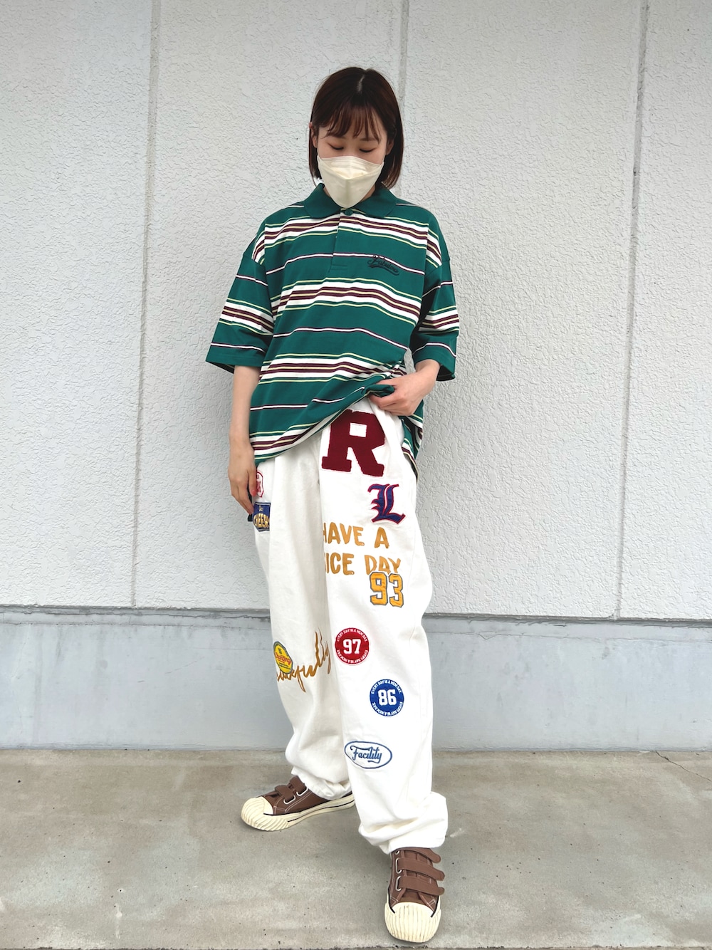 ホワイト系のデニムパンツを着用したレディースの夏コーディネートの1枚目の写真