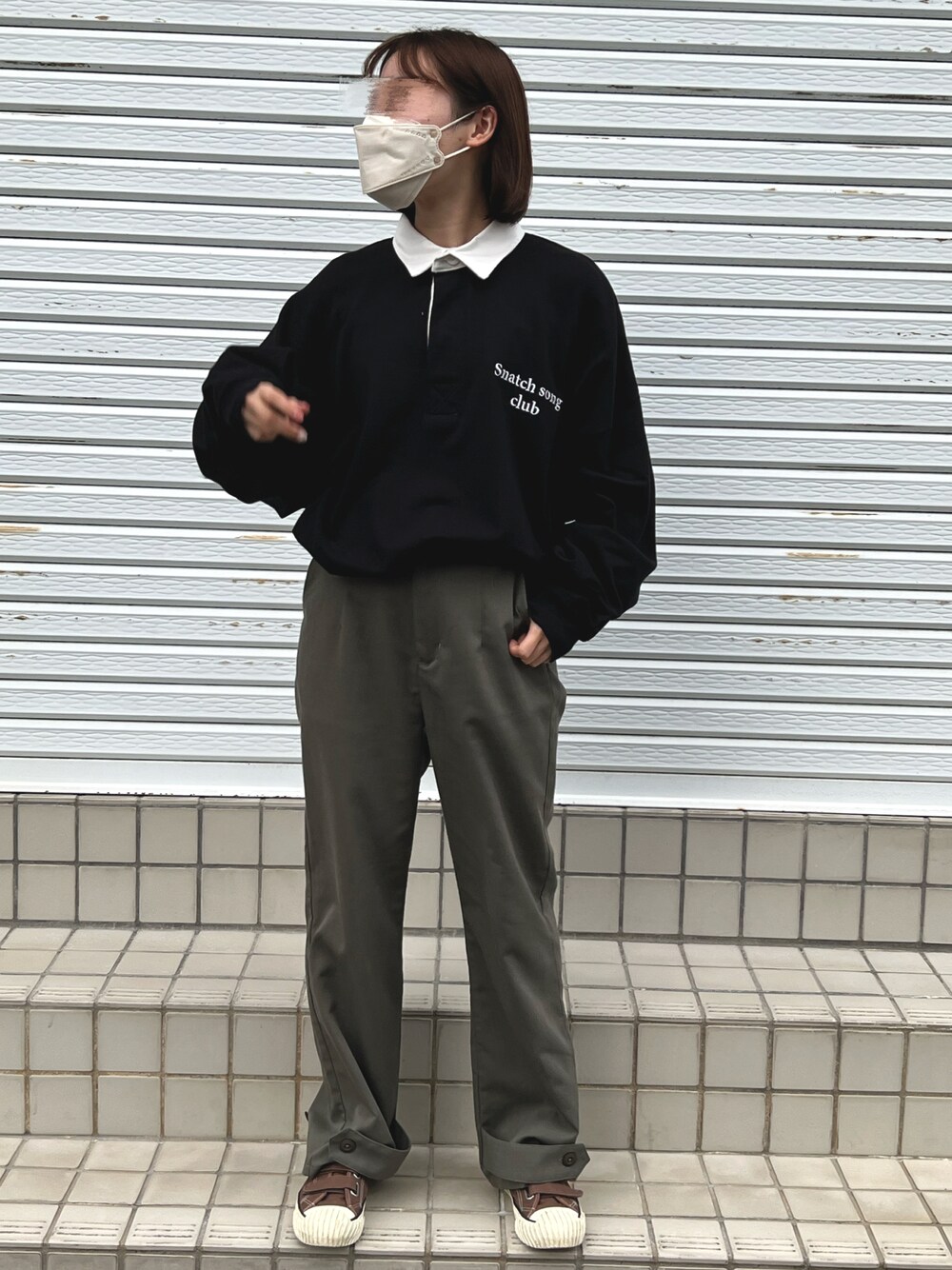 「秋コーデ、秋服、おしゃれさんと繋がりたい、ポロシャツ、秋服準備はじめました、ユニセックス、メンズライク」｜「improvesのヘビーウエイト 胸ロゴ 刺繍 ラガーシャツ（ポロシャツ、ブラック系）」を使った、まいさん（レディース・155cm）の夏コーディネートの1枚目の写真
