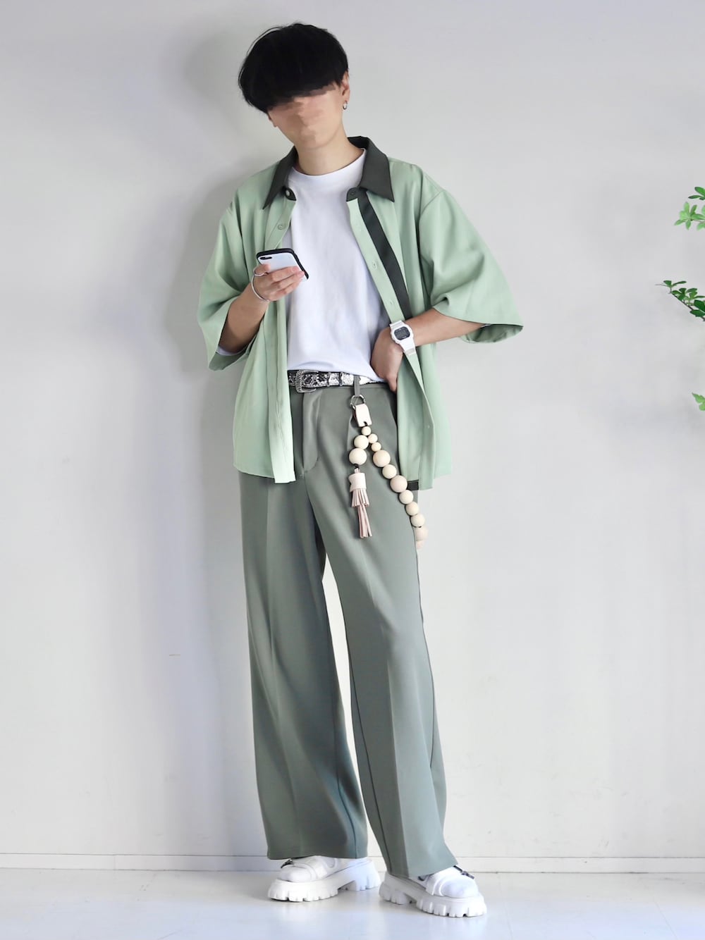 グリーン系のスラックス、グリーン系のシャツ/ブラウス、ホワイト系のサンダルを着用したメンズの夏コーディネートの1枚目の写真