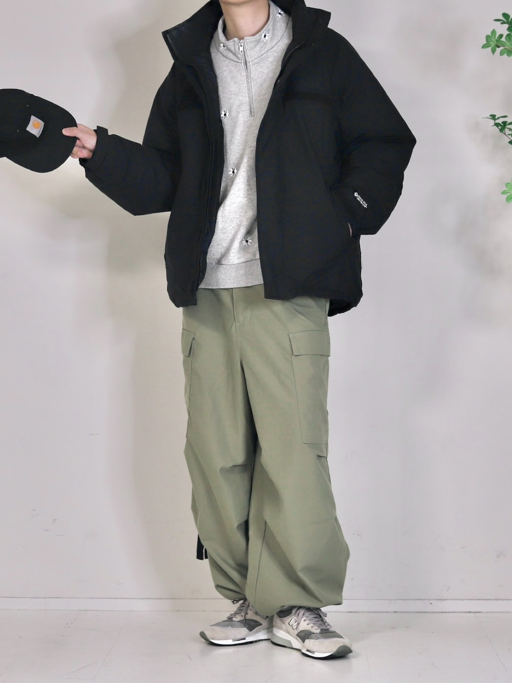 「オトナカジュアル、シンプルスタイル、ダウンジャケット、ゴアテックス、GORE-TEX、カーゴパンツ、パラシュートパンツ、WONDER WONDER、ワンダーワンダー、ミリタリーパンツ、ハーフジップ、スウェット、キャップ、キャップコーデ、New Balance」｜「WONDER WONDERの紐付きワイドカーゴパンツ / cord wide cargo pants（カーゴパンツ、グリーン系）」を使った、Mr.SZKさん（メンズ・177cm）の冬コーディネートの1枚目の写真