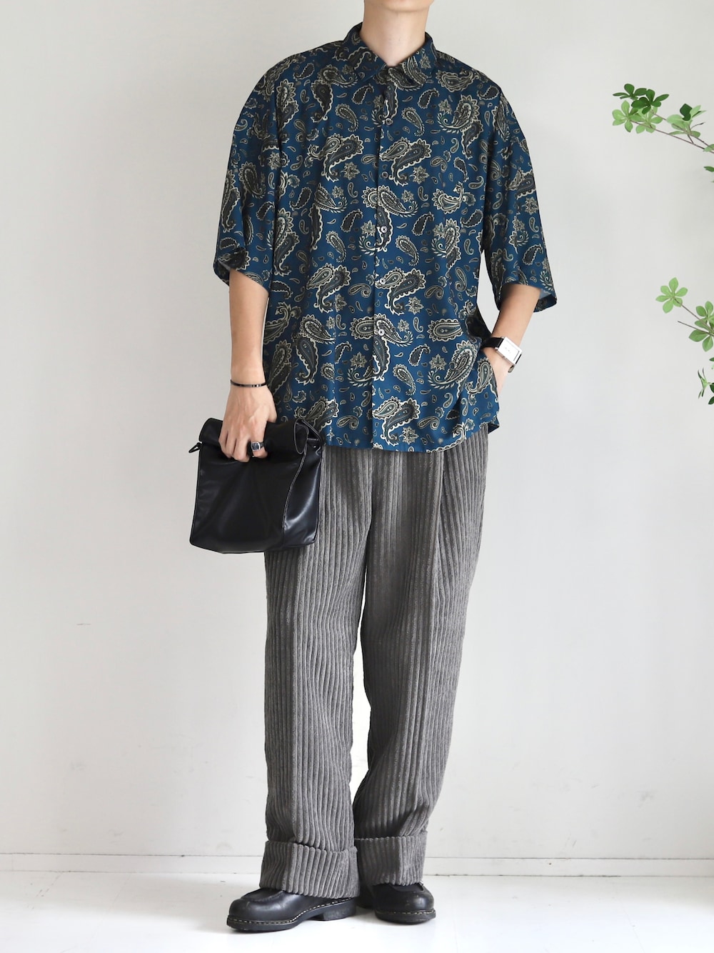 「ガラシャツ、柄シャツ、柄、ペイズリー柄、シャツ、シャツスタイル、コーデュロイパンツ、秋服まるっと大公開、レザーシューズ、大人カジュアル、大人コーデ、オトナカジュアル、お洒落さんとつながりたい、リラックススタイル、ワイドパンツ」｜「JUNREDのMr.SZK × JUNRed / ペイズリープリントハーフスリーブシャツ（シャツ/ブラウス、グリーン系）」を使った、Mr.SZKさん（メンズ・177cm）の秋コーディネートの1枚目の写真