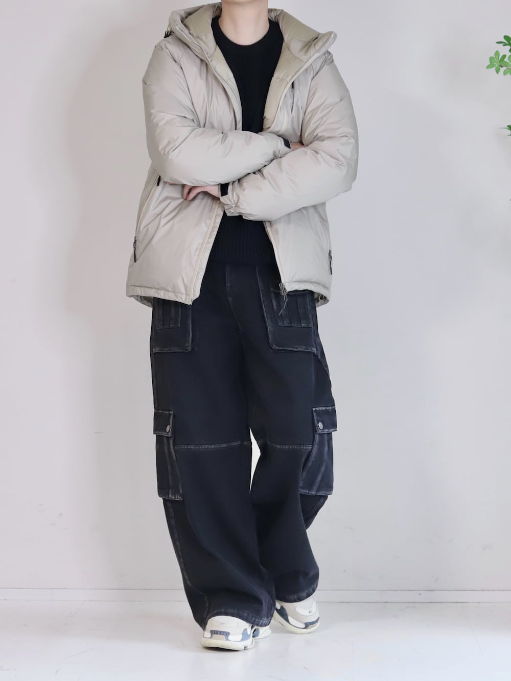 「ダウンジャケット、ダウン、NANGA、ナンガ、カーゴパンツ、デニム、デニムパンツ、カーゴデニム、ダッドスニーカー、スニーカー、白スニーカー、ワイドパンツ、ワイドデニム、春のおしゃ見えテクニック、カジュアルコーデ」｜「NANGAのAURORA DOWN JACKET / オーロラダウンジャケット（メンズ）（ダウンジャケット/コート、ベージュ系）」を使った、Mr.SZKさん（メンズ・177cm）の春コーディネートの1枚目の写真