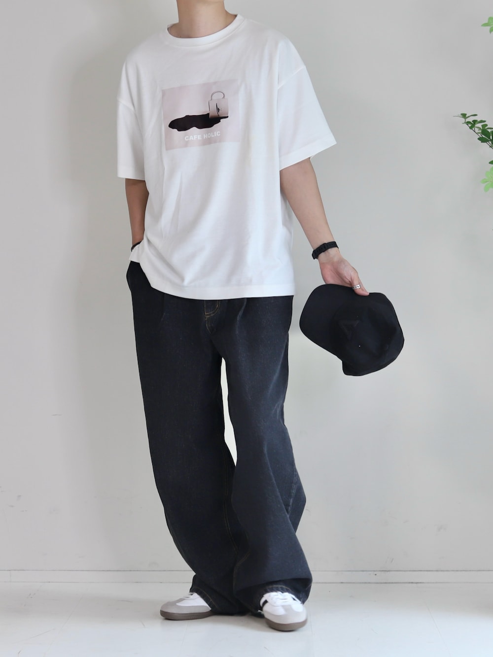 「ロゴT、プリントT、プリントTシャツ、夏コーデ、きれいめカジュアル、シンプルコーデ、ワイドパンツ、ワイドデニム、デニムパンツ、デニム、samba、adidas、adidas originals、白スニーカー、カジュアルコーデ」｜「JUNREDのMr.SZK × JUNRed / カフェホリックプリントTシャツ - cafe holic -（Tシャツ/カットソー、ホワイト系）」を使った、Mr.SZKさん（メンズ・177cm）の夏コーディネートの1枚目の写真